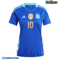 Camisa de Futebol Argentina Lionel Messi #10 Equipamento Secundário Mulheres Copa America 2024 Manga Curta